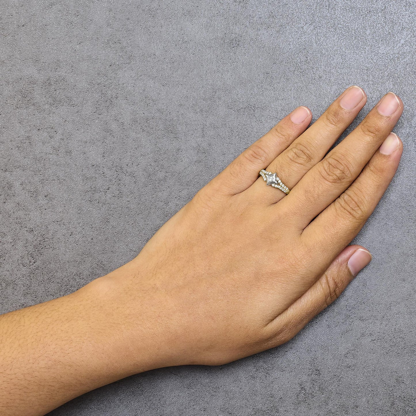 10K Two Tone Color 1/2 Cttw Diamond Kite and Split Shank Ring (H-I Color,SI2-I1 Clarity)
